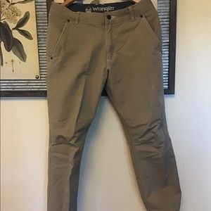 Wrangler outdoor series pant 32x30 khaki in color